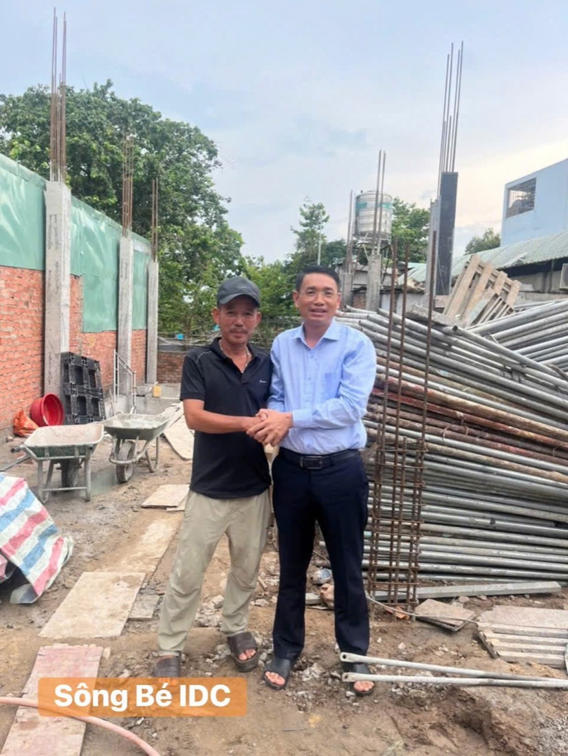 Đại diện SONG BE IDC bắt tay chủ nhà tại công trình đang thi công